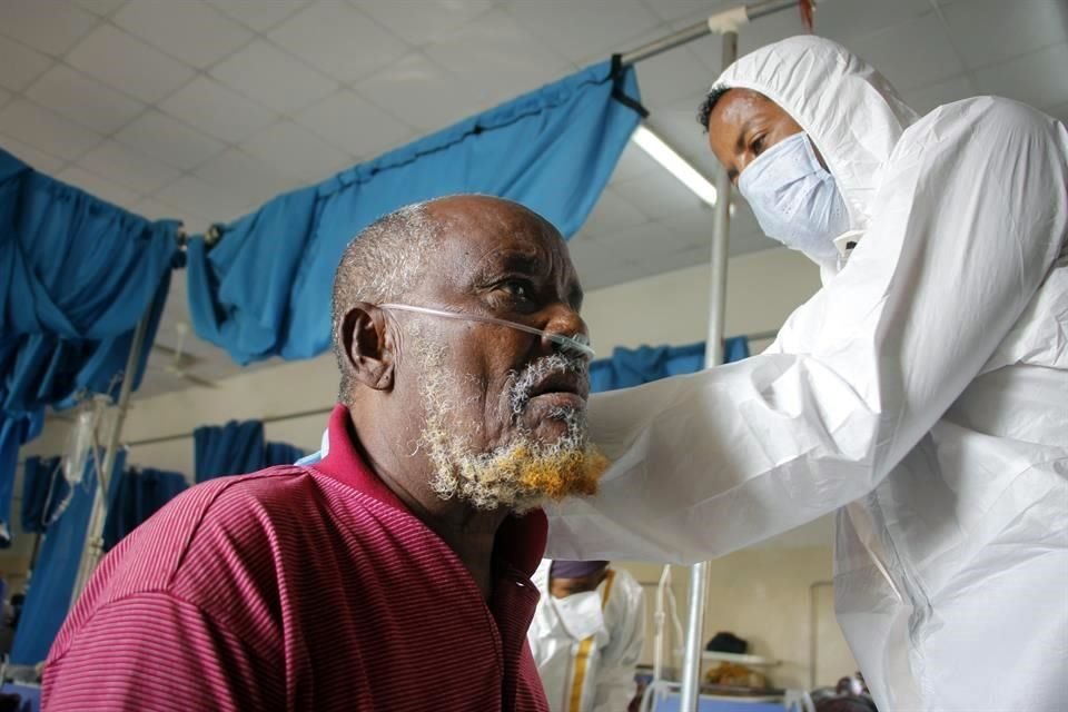 Un médico atiende a un paciente de Covid-19 en un hospital de Somalia.