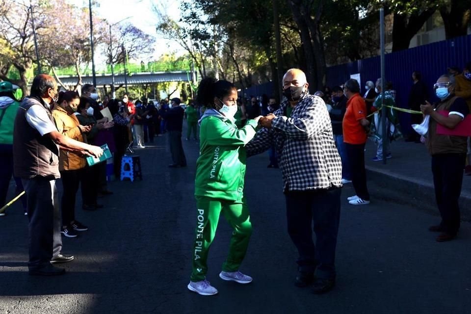 Ancianos se sacudieron el frío mostrando sus mejores pasos.