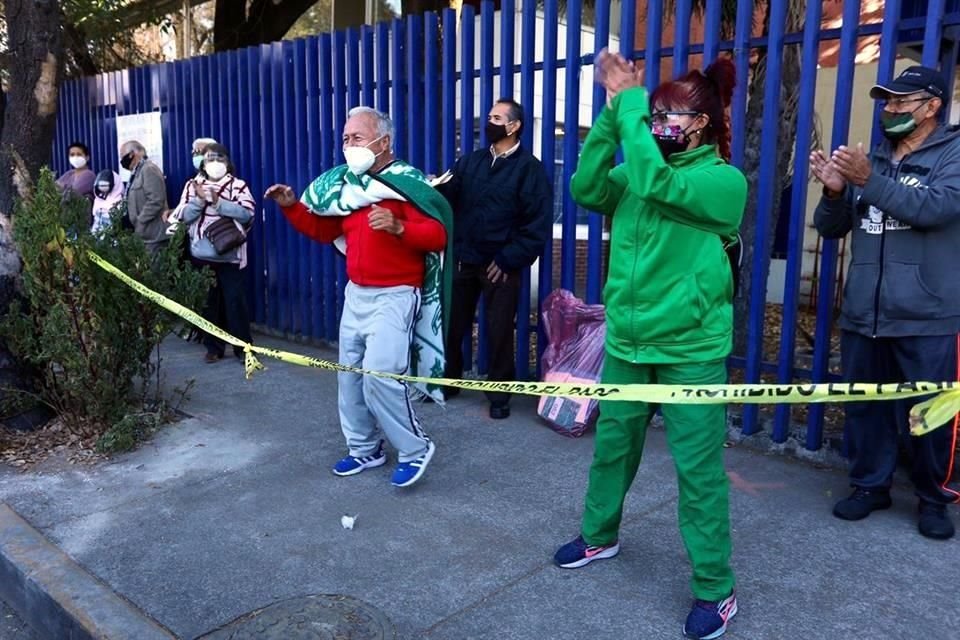 En la fila de espera sonaron temas de La Sonora Santanera, Selena, entre otros.