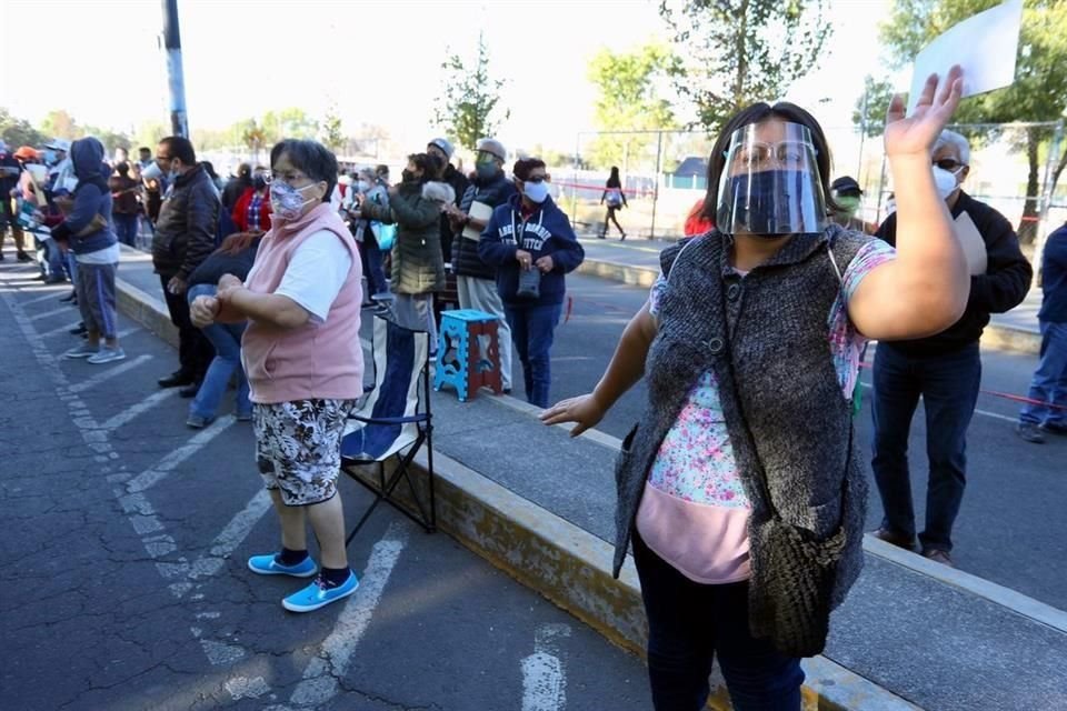 Este es el segundo día en que los adultos mayores se ponen a bailar mientras esperan por su vacuna Sputnik.