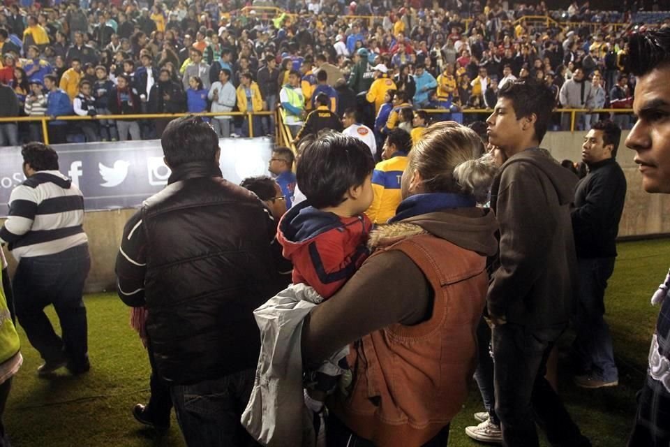 En enero del 2014, aficionados de Tigres tuvieron que bajar a la cancha del Alfonso Lastras por amenazas del público local.