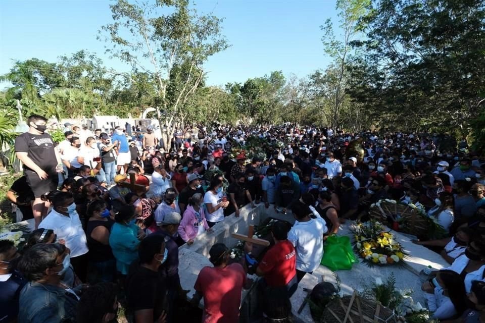 Familiares y amigos despidieron en panteón municipal a Ignacio Sánchez Cordero, aspirante a Alcaldía de Puerto Morelos, QR, asesinado ayer.