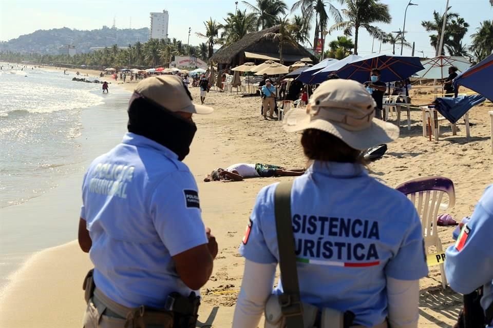 Un hombre fue asesinado en la playa Papagayo en Acapulco, Guerrero, y tras el crimen los agresores huyeron en moto acuática, según reportes.