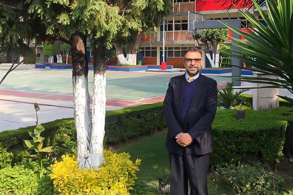Alejandro Córdova, director de Preparatoria de la Escuela Mexicana Americana.