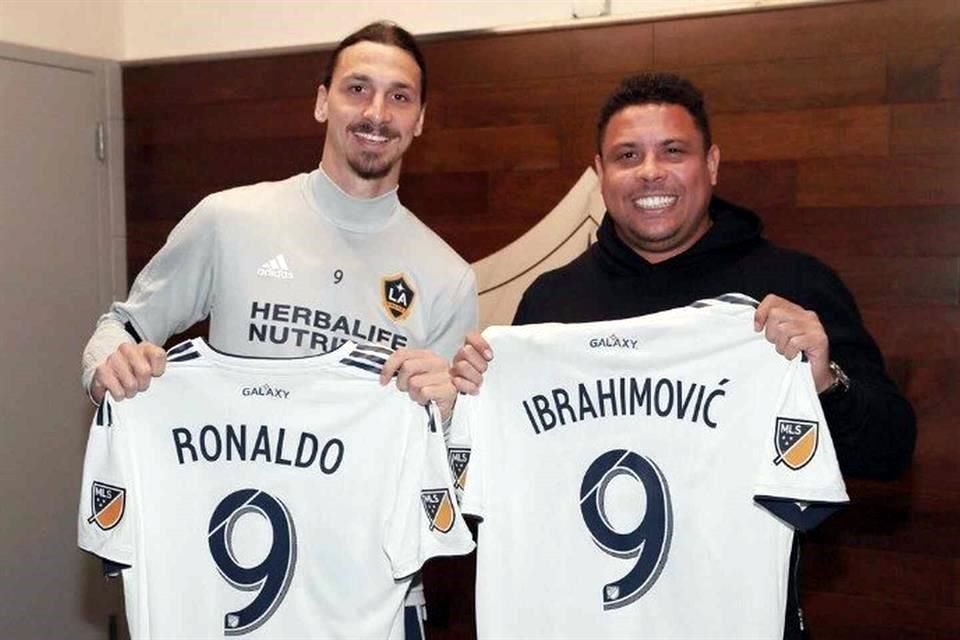Zlatan admira a Ronaldo.