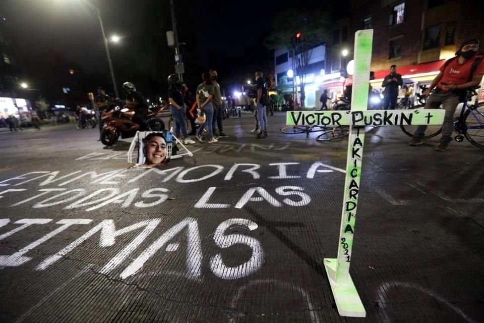 Ciclistas protestan por la muerte de Víctor Pushkin, quien fue arrollado por el Metrobús en la calle Balderas el 4 de febrero.