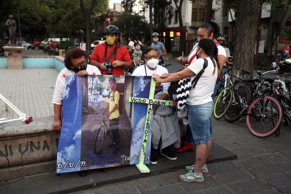 Ciclistas montaron una bicicleta blanca en la esquina de Artículo 123 y Balderas en honor de Víctor Pushkin, ciclista que murió arrollado por el metrobús en esa esquina