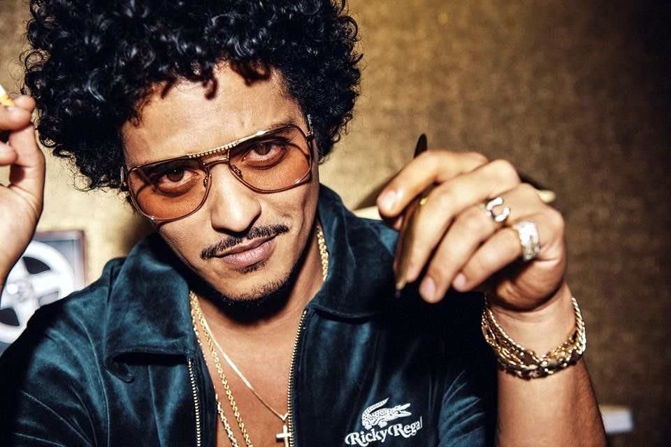 El cantante Bruno Mars firmó un contrato con la marca Lacoste para lanzar una colección de ropa, bajo el nombre de su 'alter ego' diseñador, Ricky Regal.