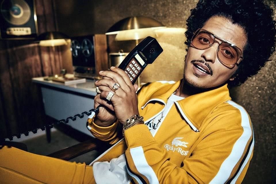 El cantante Bruno Mars firmó un contrato con la marca Lacoste para lanzar una colección de ropa, bajo el nombre de su 'alter ego' diseñador, Ricky Regal.