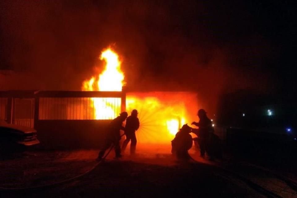 Una fuga de combustible de toma clandestina en ducto de Pemex provocó un incendio en Teoloyucan, Edomex, por lo que zona fue evacuada.
