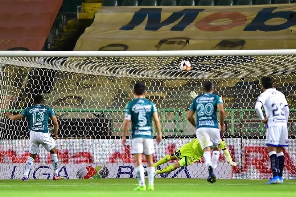 De esta manera cobró Ángel Mena la penal máxima que le dio la ventaja momentánea a los locales.