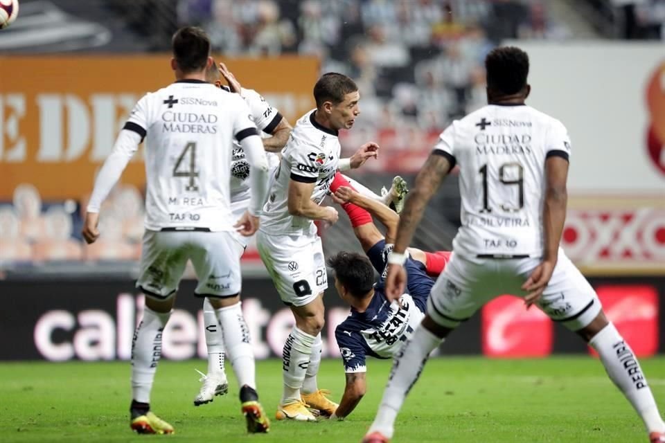 Maxi Meza ya había hecho un golazo, pero el árbitro anuló el tanto por una falta previa.