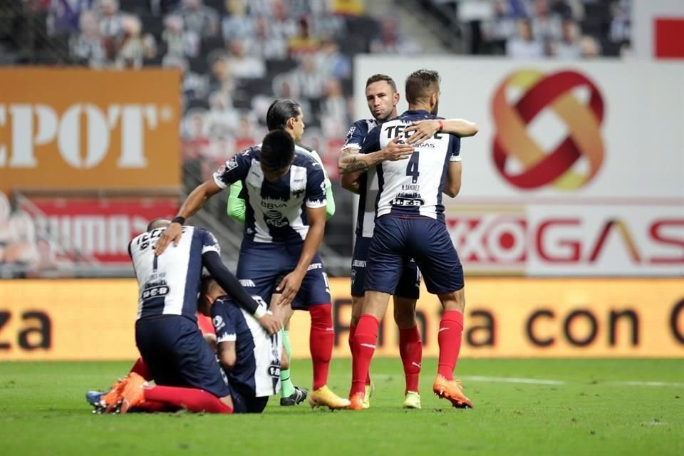 Maxi Meza ya había hecho un golazo, pero el árbitro anuló el tanto por una falta previa.