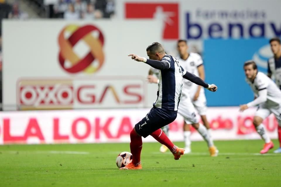 Y de penal puso el 2-0, para acercarse a dos tantos de Humberto Suazo en la lista de goleadores históricos de Rayados.