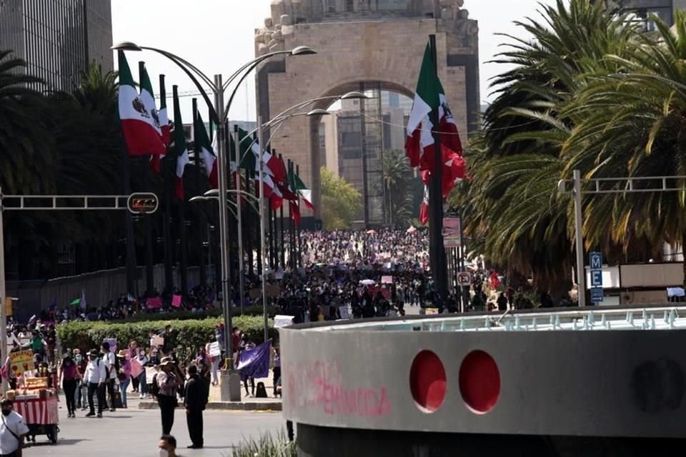 8M: Encapuchadas destruyen instalaciones del Metro Hidalgo en marcha