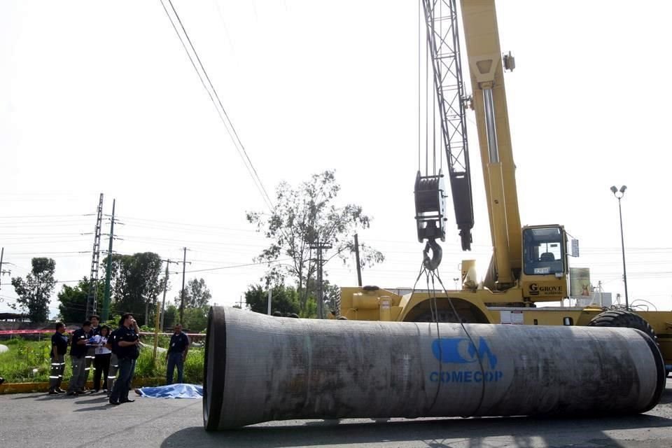 Un tubo de asbesto, una grúa industrial y unas líneas de alta tensión fueron una combinación mortal para unos trabajadores, en Zapopan.