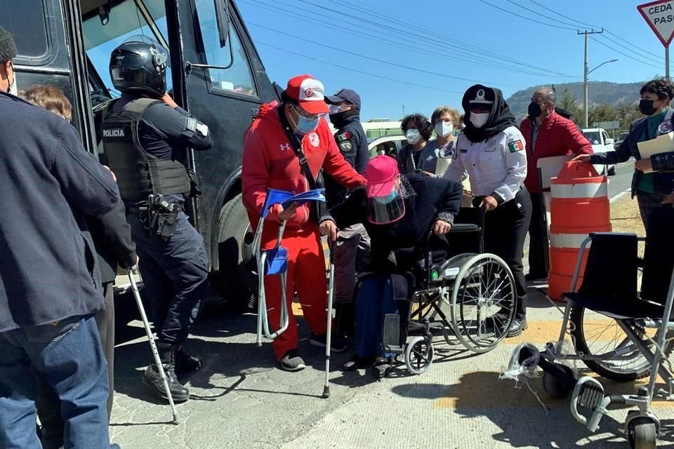 Algunos de los adultos mayores con discapacidad fueron trasladados en camiones por la policía municipal desde la entrada del Centro Cultural mexiquense hasta el acceso principal.