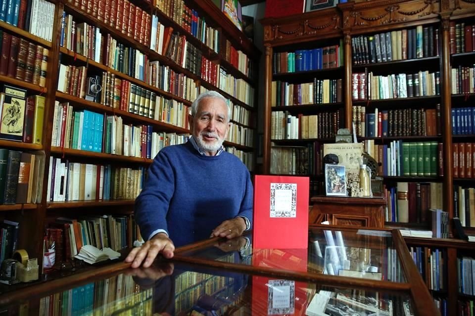 Don Enrique Fuentes Castilla en su refugio desde 2012: la Antigua Madero, librería de gran tradición que antes se ubicó en el número 12 de la calle de Madero.