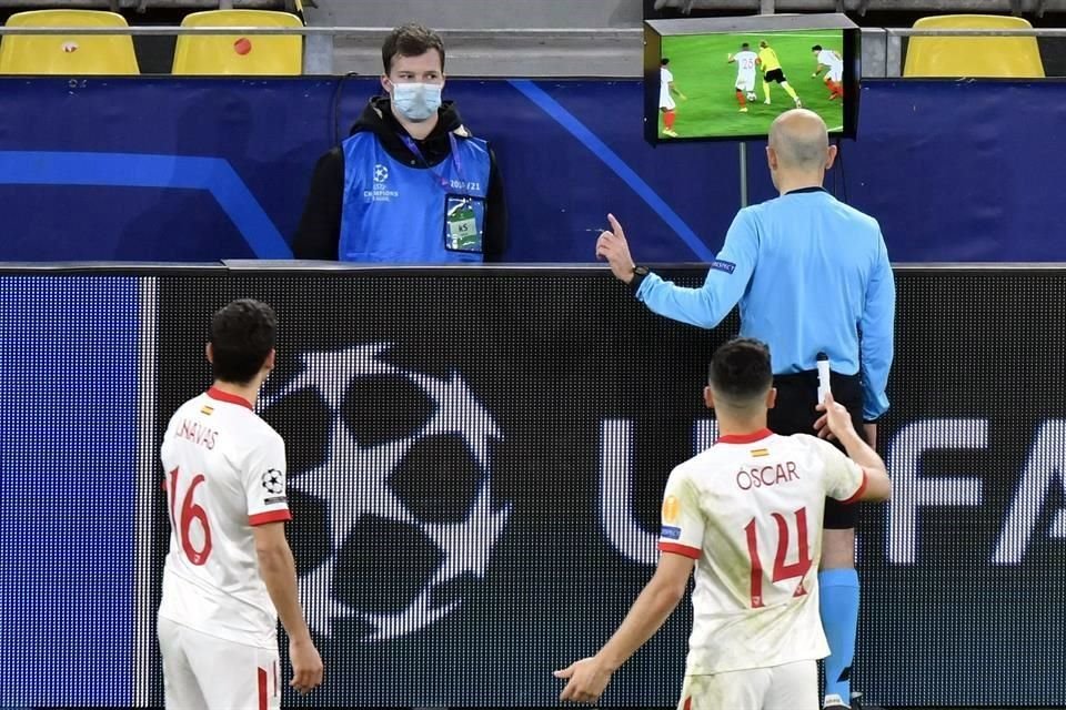 El VAR anuló un gol de Haaland para en su lugar marcar un penal, que el noruego anotó en un segundo intento.