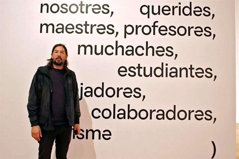 El artista Mario García Torres y su muro con palabras que ejemplifican el uso de la vocal 'secte'.