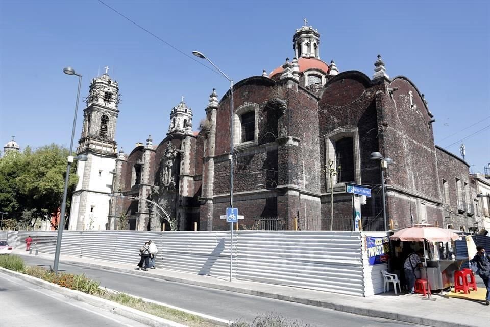 Tras el incendio del 30 de agosto, desatado por indigentes que ingresaron al templo y prendieron una fogata, se advirtió sobre la gravedad de los daños del campanario sur y urgió a su desmontaje.