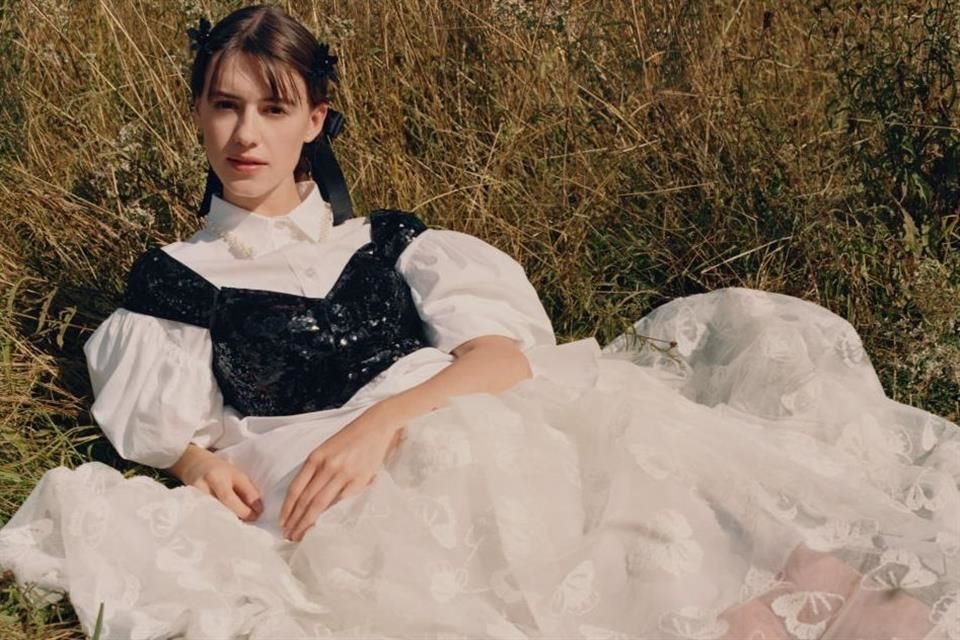 Los tops de lentejuelas y los vestidos de tul destacan en las piezas femeninas.
