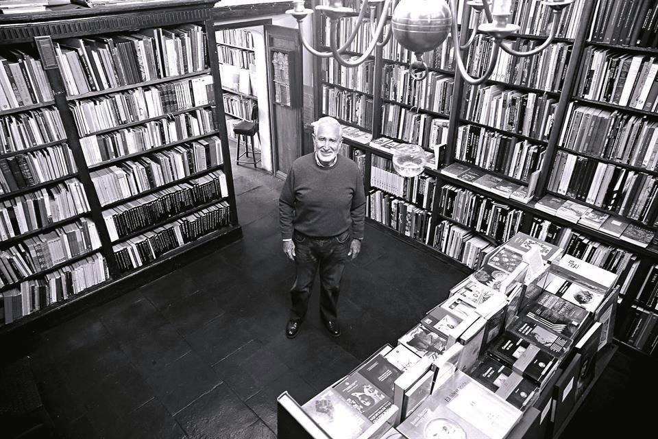 Don Enrique Fuentes, dueño de la mítica Librería Madero, posteriormente Antigua Madero, falleció el 8 de marzo a los 80 años. Con su ausencia, el destino de su establecimiento aún está en el aire.