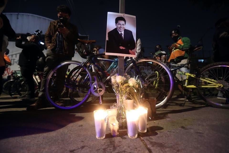 Colocan la fotografía de Germán Cruz, ciclista atropellado en el lugar y colocan el cuadro de una bicicleta Blanca, en señal de que en el lugar murió un ciclista.