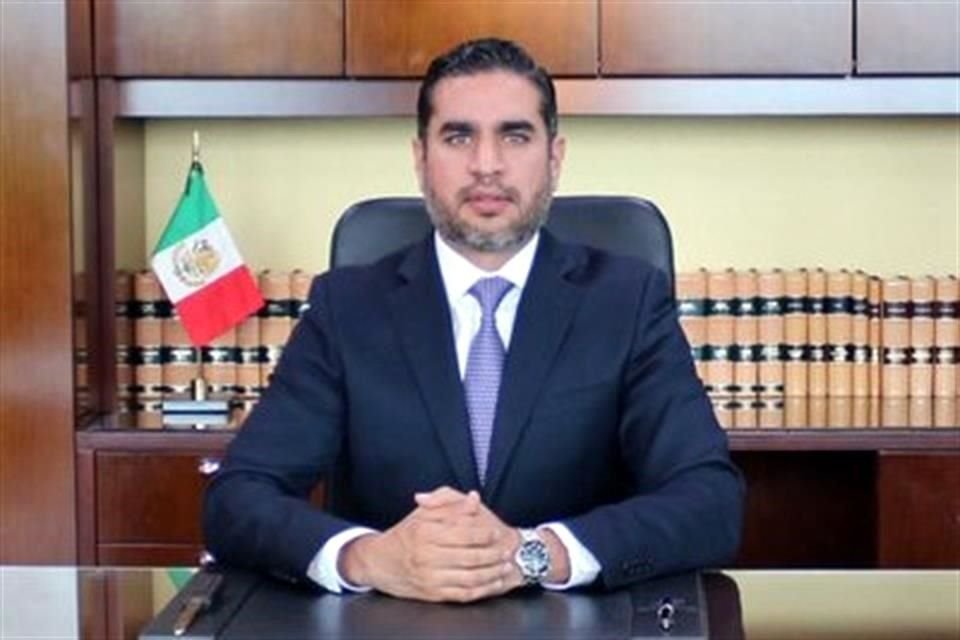 En 2005 ingresó al Poder Judicial con la plaza de Oficial Judicial.