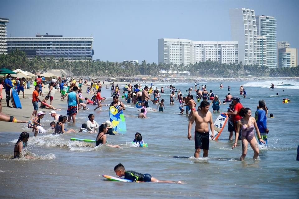 Los turistas olvidaron la sana distancia durante el pasado periodo vacacional.