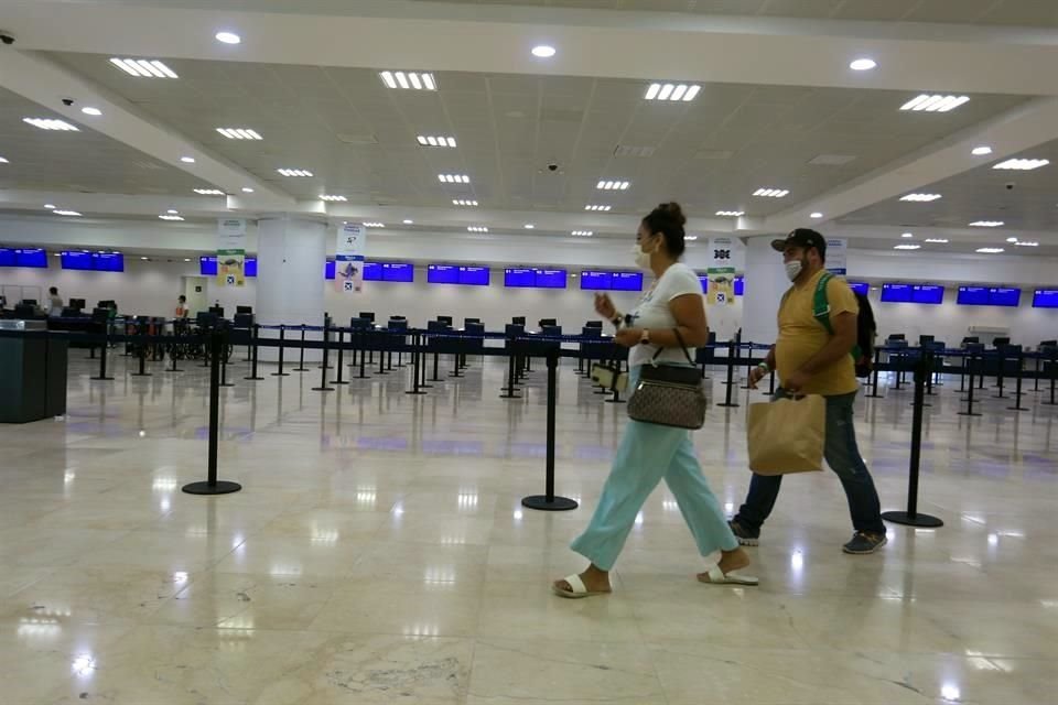 Argentina informó que 44 jóvenes que viajaron a Cancún regresaron al país con Covid.
