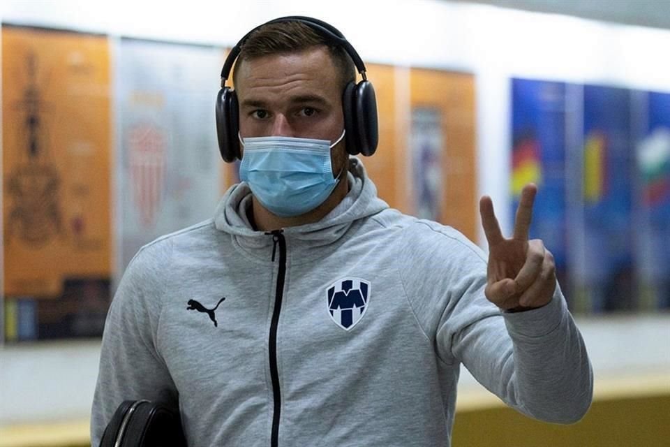 Janssen va de inicio en el partido.