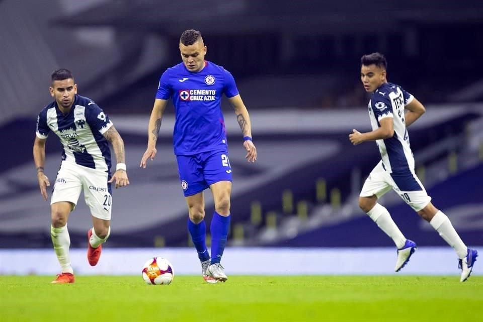 En un duelo polémico, los Rayados perdieron 1-0 ante Cruz Azul.