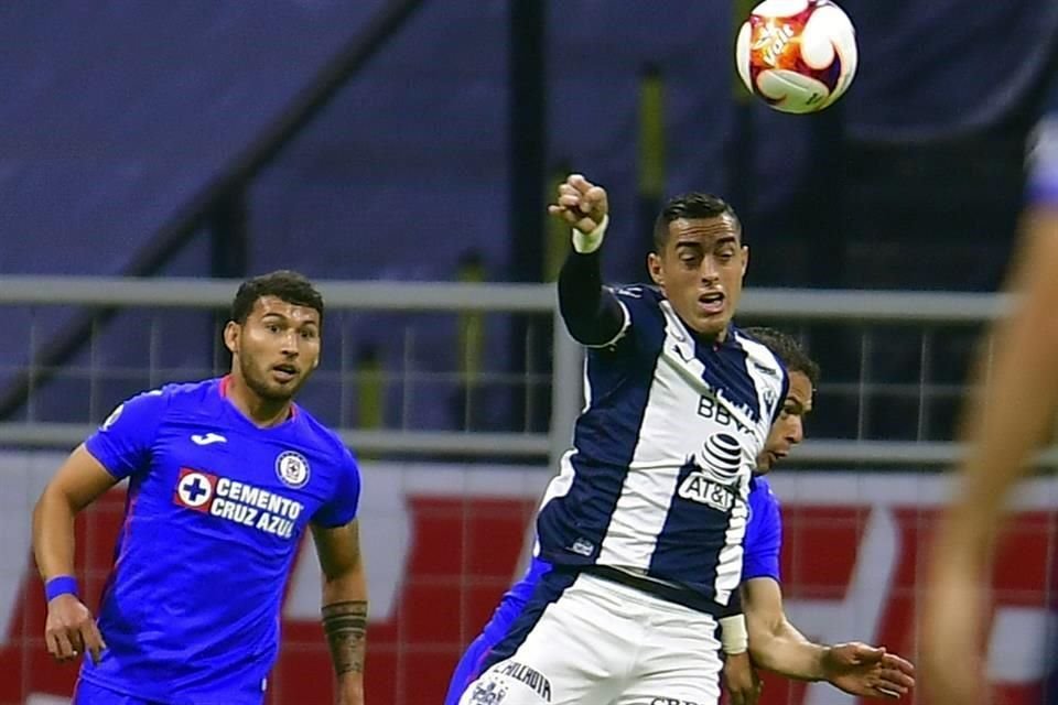 A Rogelio Funes Mori le anularon un gol por aparente fuera de juego, pero sí dieron por bueno un tanto al Cruz Azul, pese a las dudas sobre si el balón salió por la línea de meta.