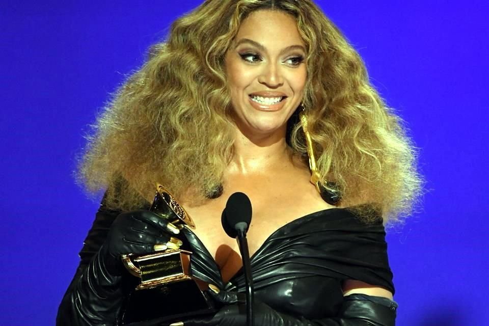 Beyoncé hizo historia en la 63 entrega del premio Grammy, al recibir su megáfono 28, convirtiéndose en la mujer más condecorada.