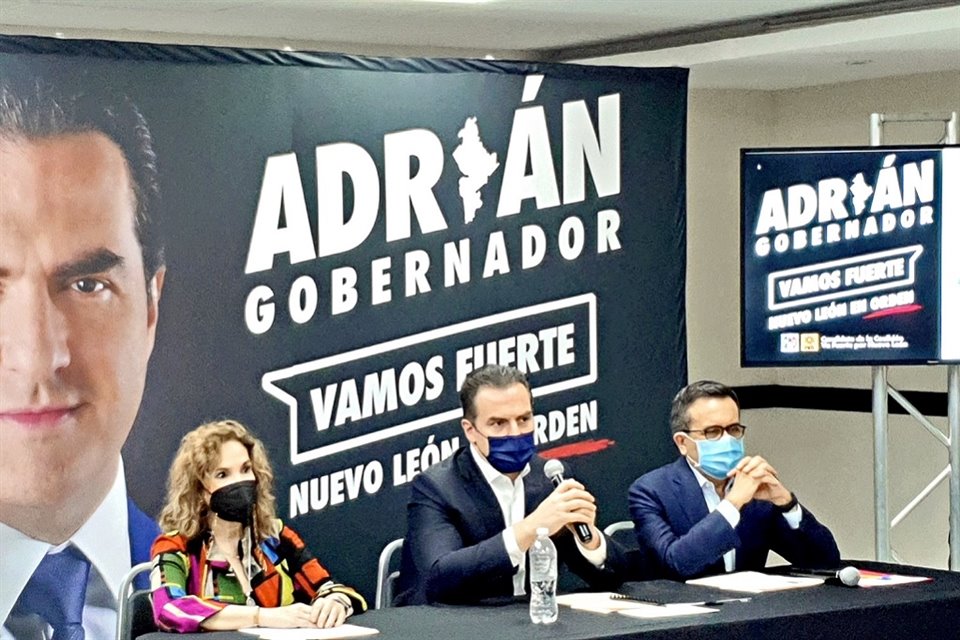 Adrián de la Garza (centro) anunció ayer en uno de los salones de 'Casa Alameda' apoyos para adultos mayores, en caso de ganar la Gubernatura.