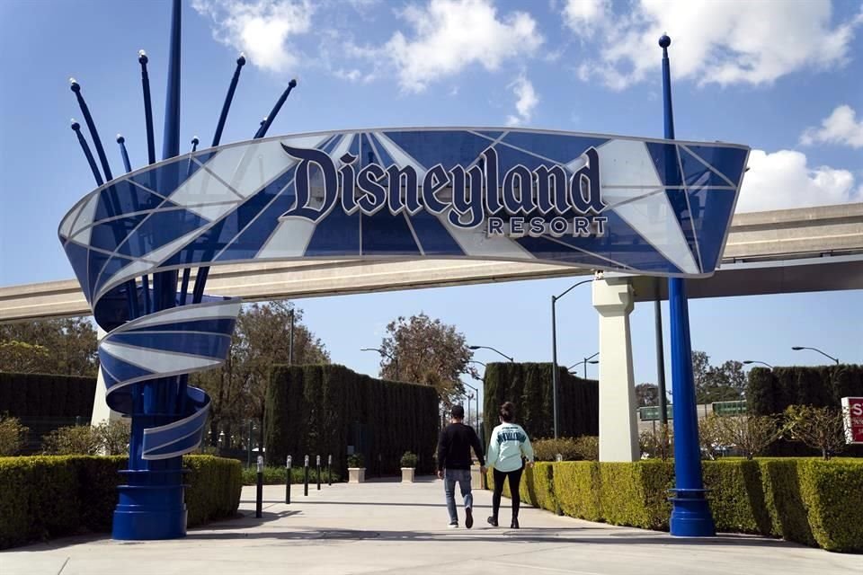 La cadena de parques de diversiones más famoso del mundo: Disneyland reabrirá sus puertas el 30 de abril con aforo limitado.