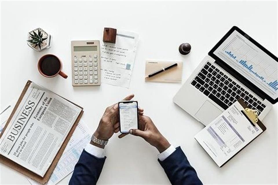 Ahora, las plataformas de tecnología financiera (fintech) facilitan que las personas puedan invertir en este financiamiento.