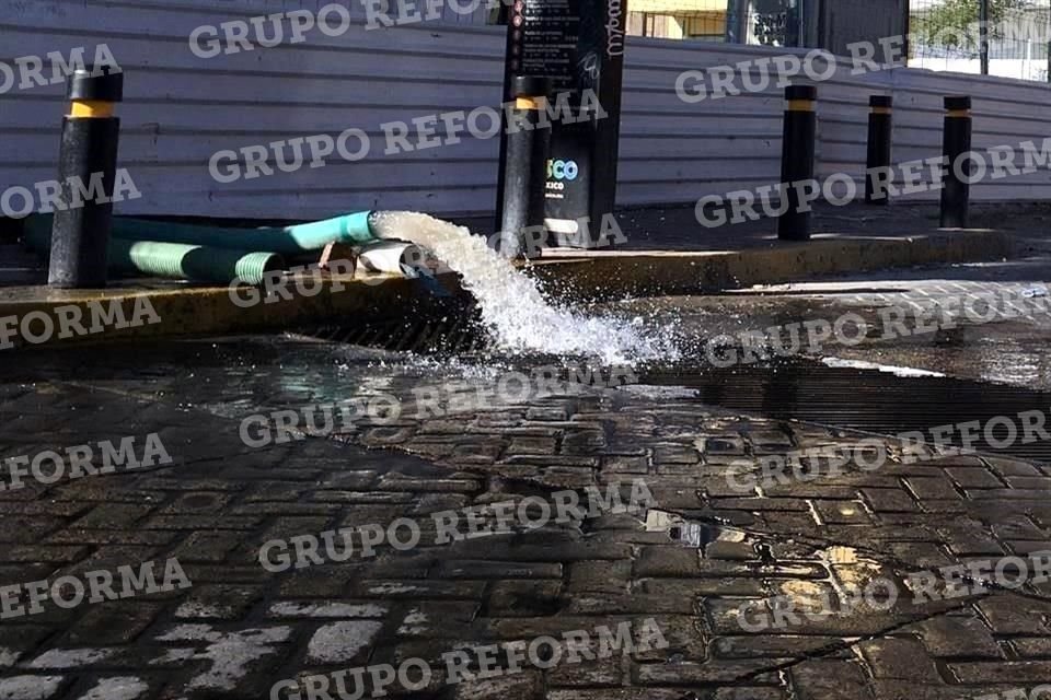 El 24 de octubre del 2017 MURAL publicó cómo durante las obras de la L3 se tiró agua subterránea directo a la alcantarilla.