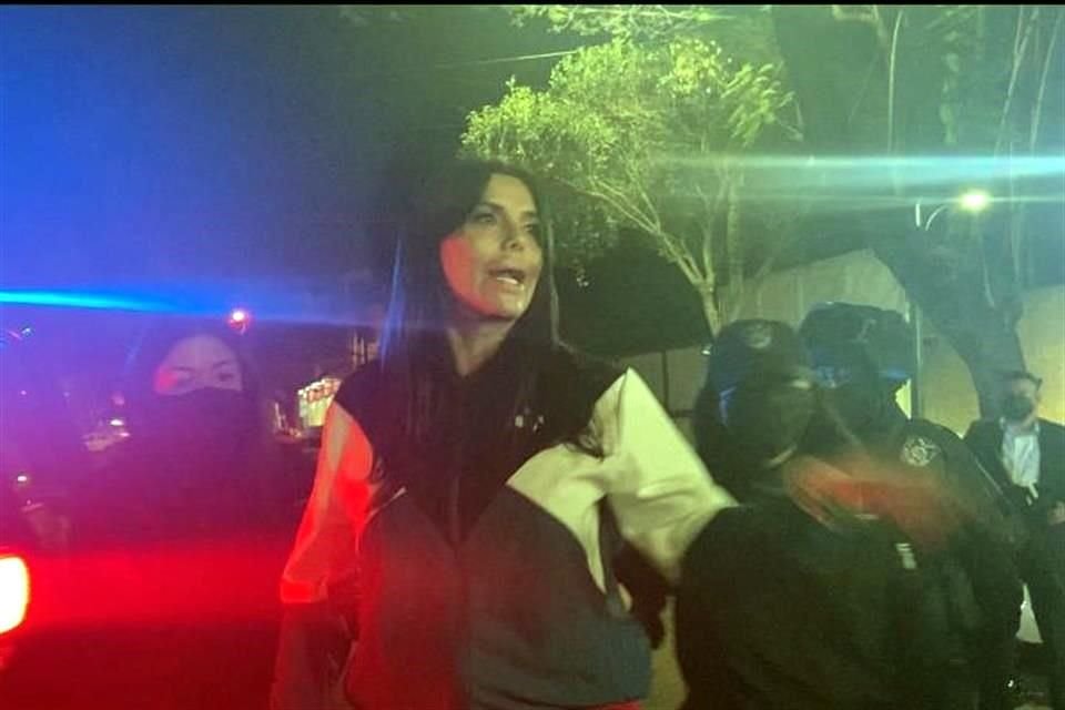 En cumplimiento de una orden de aprehensión por extorsión agravada y robo agravado en pandilla, la lideresa de ambulantes Diana Sánchez Barrios fue detenida.