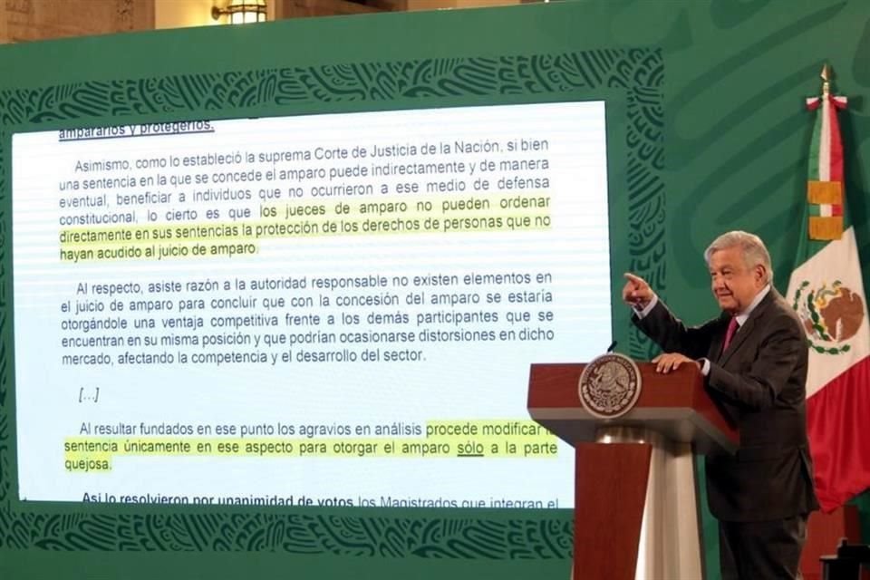 El Presidente dijo que, diez días antes de que el juez frenara la ley eléctrica, magistrados le 'corrigieron la plana' en otro caso porque no podía extender su fallo.