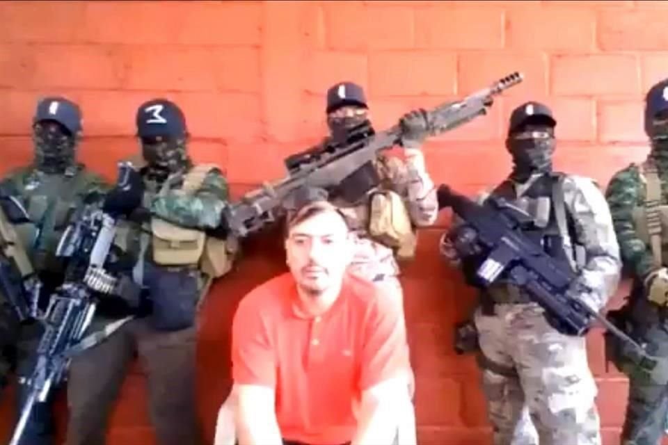 Imágenes del video donde se muestra a un hombre quien asegura ser Carlos Enrique Sánchez Martínez, alias 'El Cholo', líder del Cártel Nueva Plaza, presuntamente capturado por el CJNG