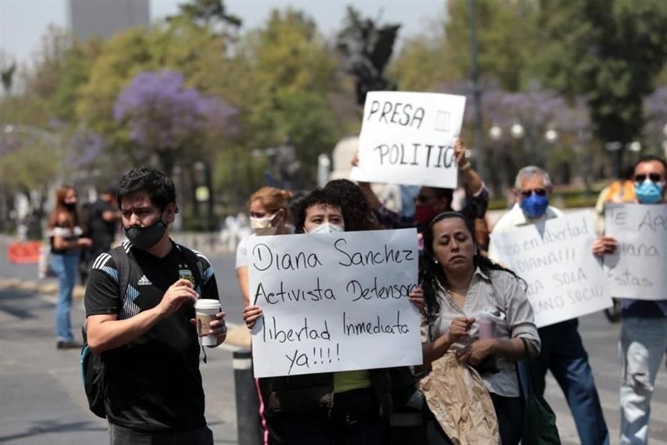 Los manifestantes desplegaron pancartas con leyendas en las que abogan por la inocencia de la mujer.