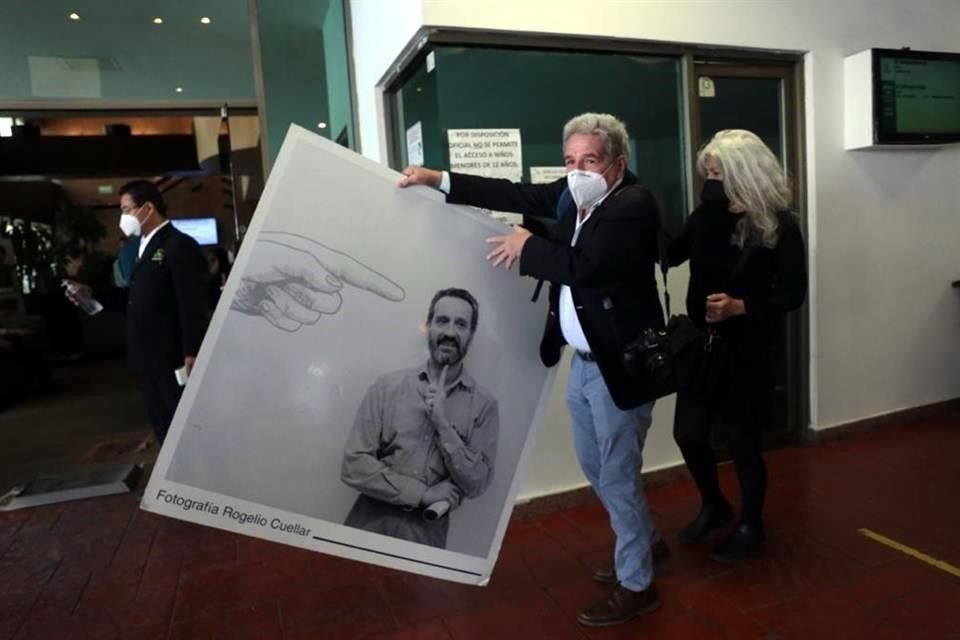 También arribó el fotógrafo Rogelio Cuéllar con un retrato en gran formato que hiciera del artista.