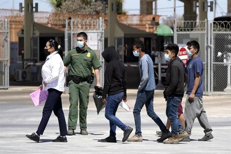 El número de migrantes que están cruzando ilegalmente a Estados Unidos desde la frontera con México ha ascendido en las últimas semanas.