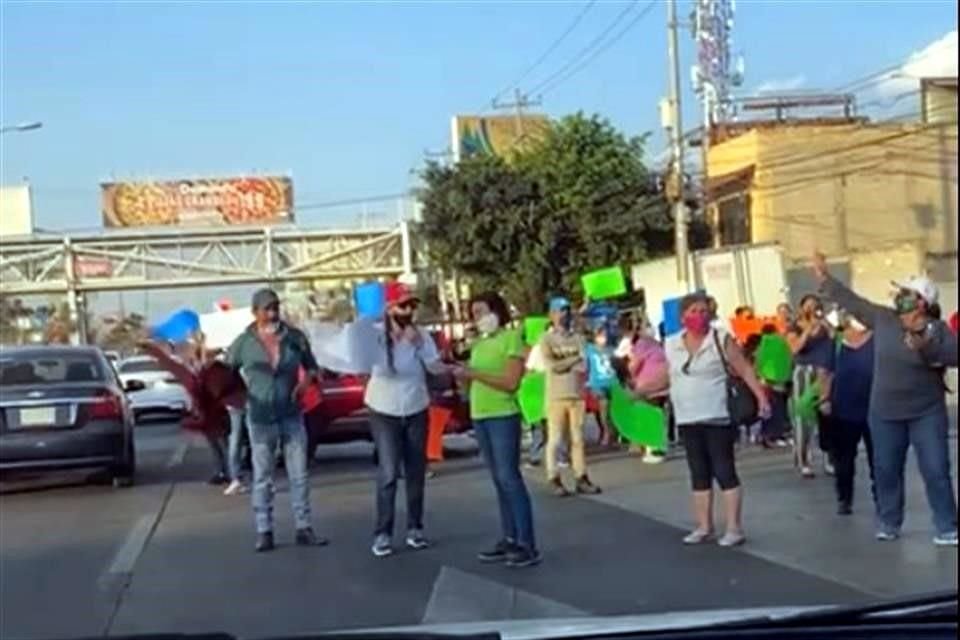 Vecinos, inconformes por la falta de agua, tomaron las calles.