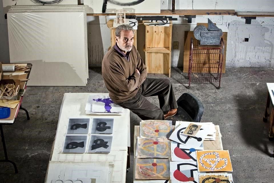 El artista Vicente Rojo durante una entrevista con REFORMA en 2012, con motivo de su 80 aniversario.