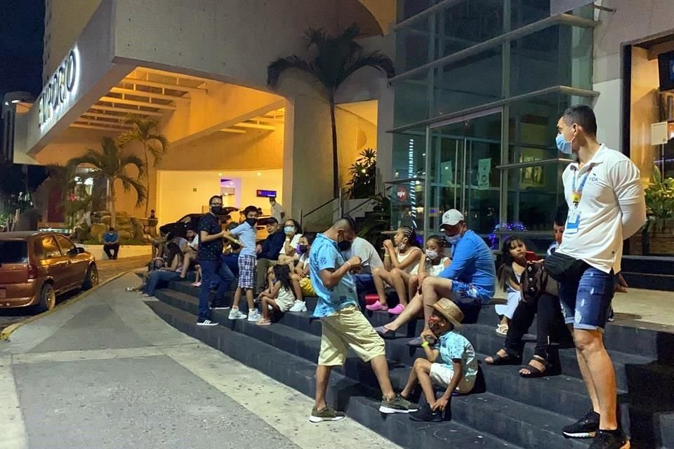 Huéspedes en Acapulco evacuaron los hoteles por el sismo de esta noche.