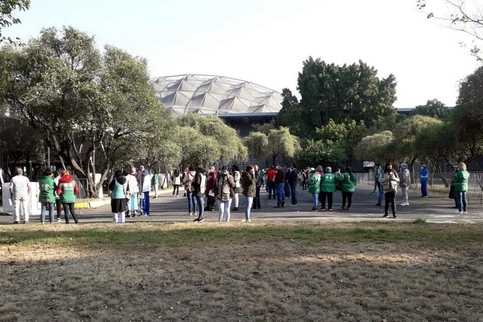 Residentes de Iztacalco que viven cerca del Palacio de los Deportes salieron a las calles debido a la alerta sísmica.