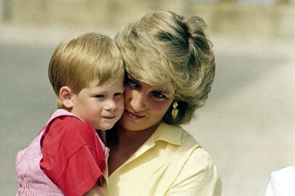 El Príncipe Enrique de Inglaterra escribió el prólogo de un libro para niños en el que compartió sus sentimientos tras la pérdida de su madre, la Príncesa Diana.